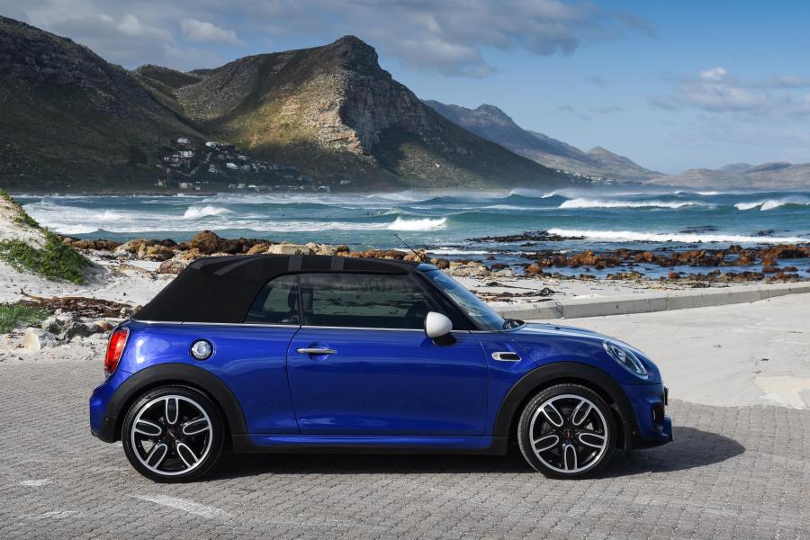  Mini Cooper S Cabrio (F57) 2018 года  (ZA) (фото 13 из 35)